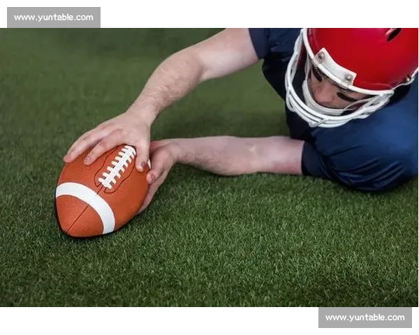 力量与速度交织的橄榄球赛场瞬间定格热血对抗画面激情团队精神震撼